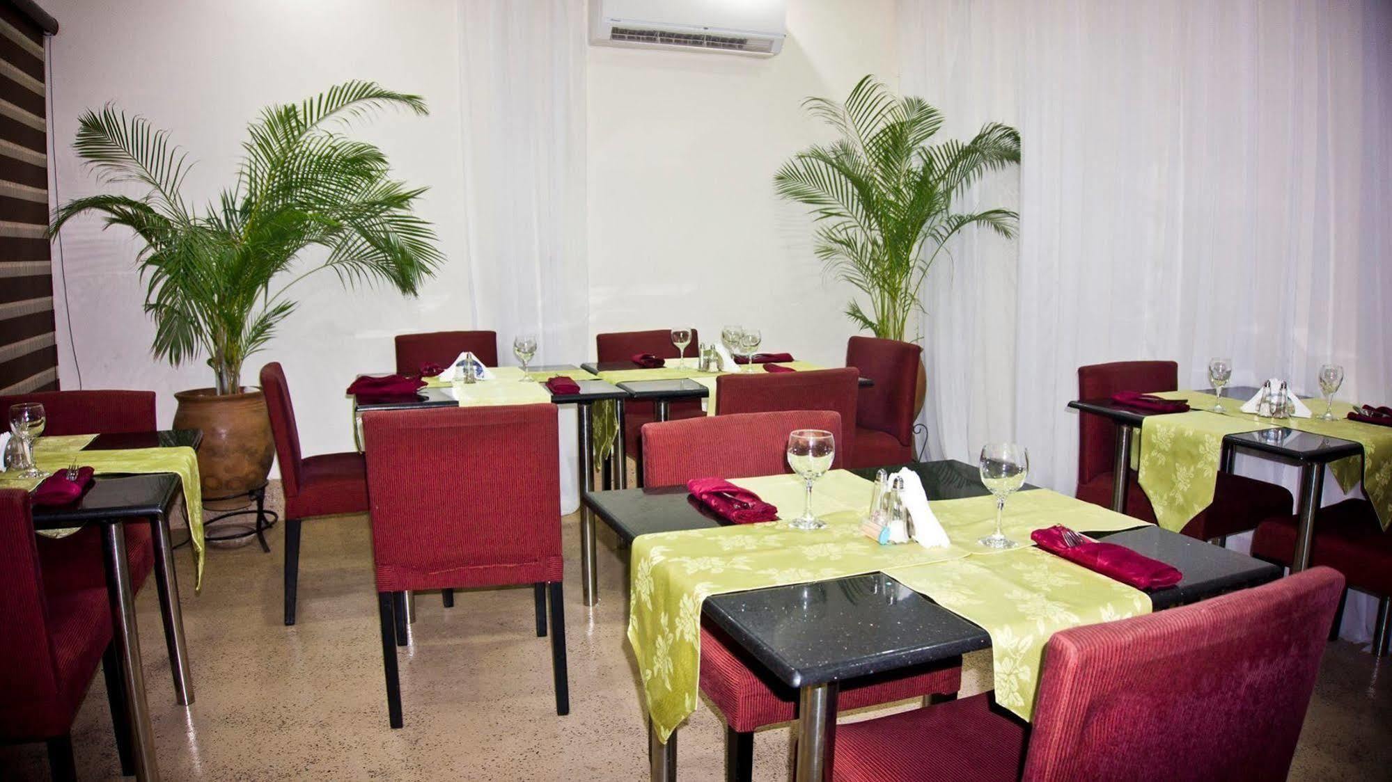 Tropical Enclave Hotel Accra Extérieur photo